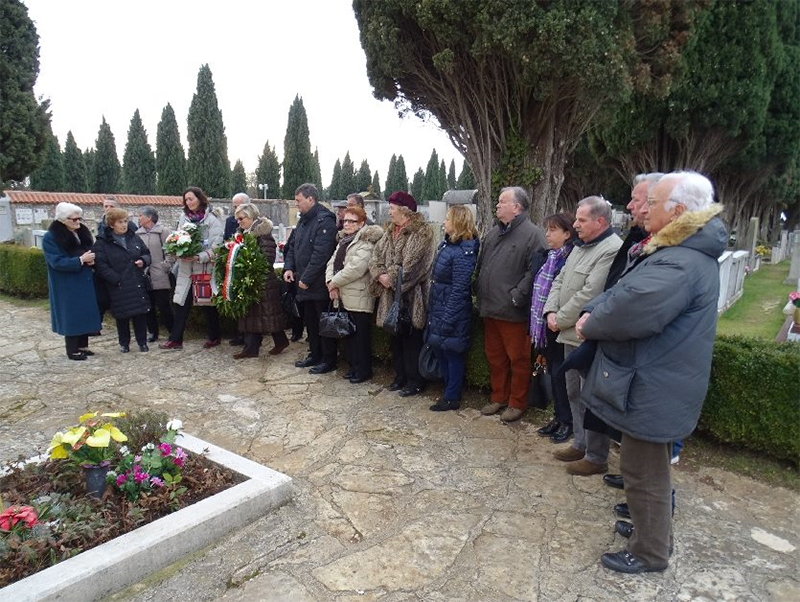 Omaggio ai defunti nel cimitero di Umago