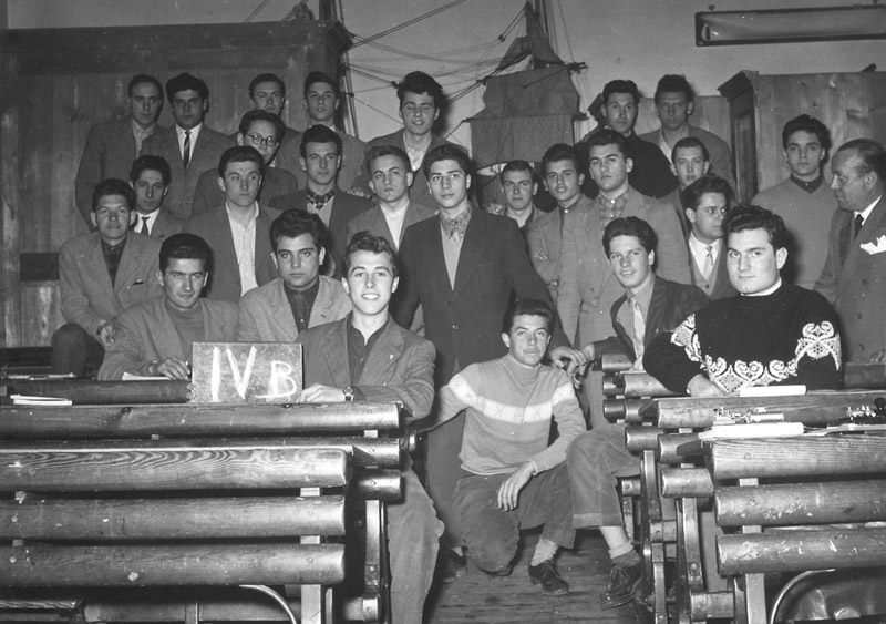 Anno scolastico 1953/54 la classe IV B Capitani dell’Istituto Nautico di Trieste (Il terzo in piedi da sinsitra)